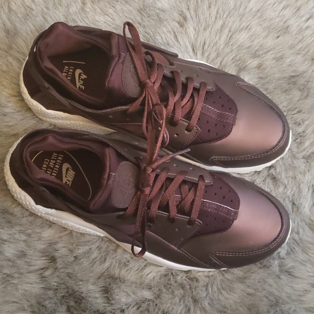 Nike Hurache (Burgandy)